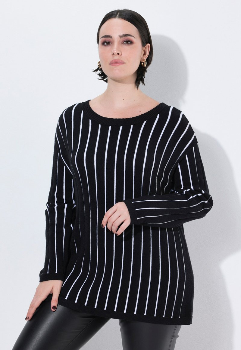 Schwarz-weißer gestreifter Pullover mit weitem Ausschnitt, langen Ärmeln und einem lockeren Schnitt. Das Material scheint gestrickt zu sein und hat eine weiche Textur.