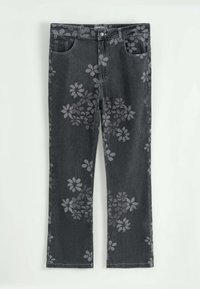 Pantalon en denim gris avec un motif floral dans une teinte plus claire, coupe droite et poches avant standard.