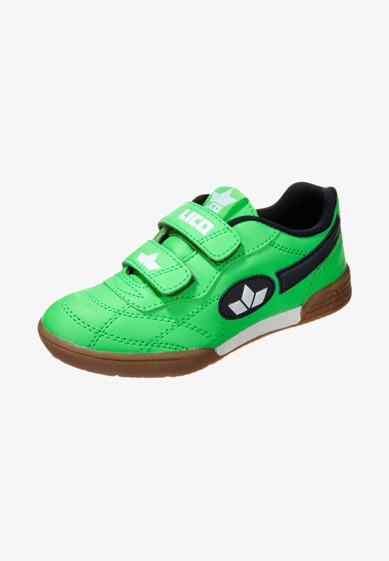 Grüner, synthetischer Sportschuh mit schwarzen Akzenten, Klettverschlüssen, strukturiertem Obermaterial und einer braunen Gummisohle. Mit einem kreisförmigen Logo.