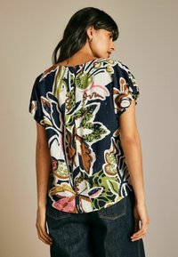 Next GATHERED SHORT SLEEVE TEXTURED BOXY  PETITE - Camicetta - navy floral print