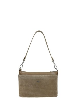 Petit sac à main rectangulaire en daim taupe avec bandoulière amovible et détails de fermoir argentés.