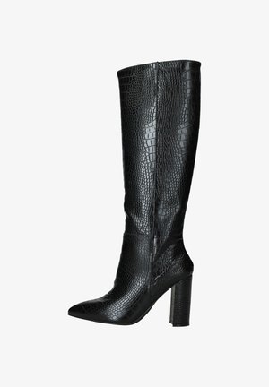 Zwarte kniehoge laarzen van een textuur met krokodillenmotief, met een puntige neus en een chunky hak, gekenmerkt door een glanzende afwerking en een slank ontwerp.