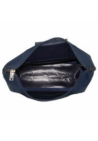 Marineblaue Stofftasche mit einem glatten, glänzenden schwarzen Innenraum, Reißverschlussverschluss und einer Innentasche. Schlichtes Design ohne auffällige Verzierungen.