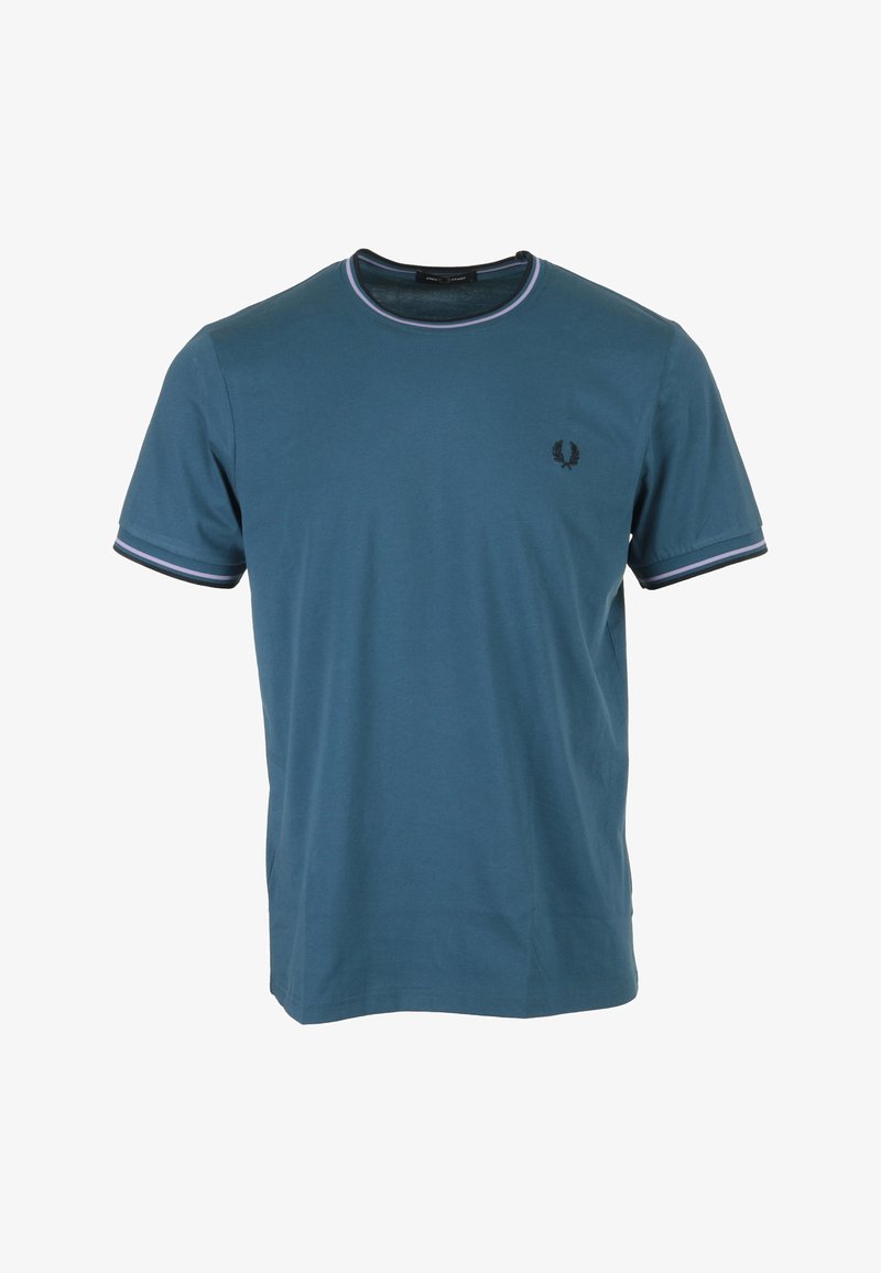 T-shirt in cotone blu con maniche corte, caratterizzata da un collo rotondo e accenti a righe a contrasto sul colletto e sulle maniche. Piccolo logo sul petto.