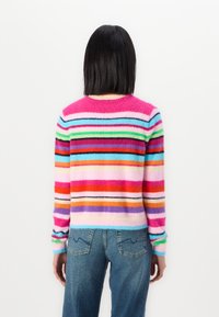 Fluffy, multicolor gestreepte trui met levendige roze, blauwe, oranje en groene strepen. Rond de hals en lange mouwen.