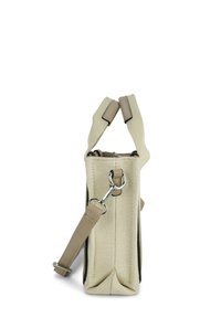 Beige getextureerde rechthoekige tas met een afneembare schouderriem en twee gewatteerde handvatten die bovenop zijn opgevouwen, weergegeven vanaf de zijkant op een witte achtergrond.