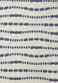 Tessuto lavorato a maglia con strisce orizzontali alternate in bianco e blu navy. Presenta motivi in pizzo e punti in rilievo all'interno del design. Texture morbida.