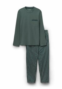 Zelená košile s dlouhým rukávem a kapsou a pruhované zelené pyžamové kalhoty. Košile má hladkou strukturu; kalhoty mají vertikální pruhy v různých odstínech.