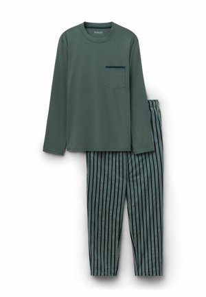 Camisa verde de manga larga con bolsillo y pantalones de pijama verdes a rayas. La camisa tiene una textura suave; los pantalones presentan rayas verticales en varias tonalidades.