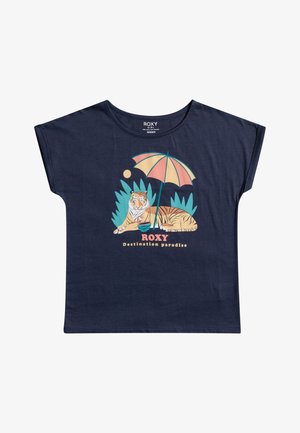 Mørkeblå kortærmet skjorte med grafik af en tiger, der hviler under en pink og gul paraply, grønne blade og teksten "ROXY Destination paradise."