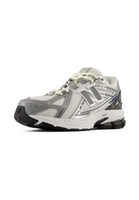 Λευκό και γκρι αθλητικό παπούτσι New Balance με επάνω μέρος από δίχτυ, μαλακό πάτο και μαύρη σόλα, εμφανίζεται από γωνία μπροστινής πλευράς σε λευκό φόντο.