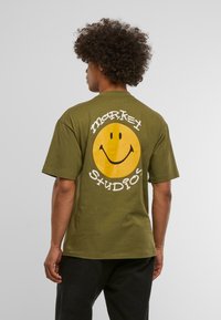 Market SMILEY ARC - T-shirts print - kelp