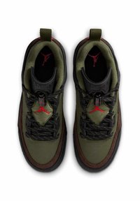 Tenisky Jordan s zeleným textilným zvrškom, hnedými a čiernymi akcentmi, čiernou gumovou podrážkou, červeným logom a dizajnom sťahovania šnúrky.