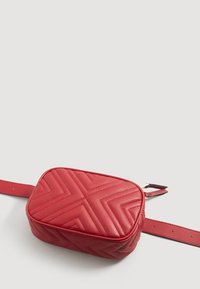 Sac bandoulière matelassé rouge de forme rectangulaire, avec une texture à motifs et une seule bandoulière réglable. Fermeture éclair en métal sur le dessus.