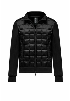 Schwarze gesteppte Daunenjacke mit durchgehendem Frontreißverschluss, Stehkragen sowie Fleeceärmel und Saum, auf weißem Hintergrund dargestellt.