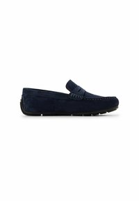 Mocassini in suede blu navy con design a mocassino, dotati di un'accortezza cucita sulla tomaia e una suola in gomma testurizzata per una buona aderenza.