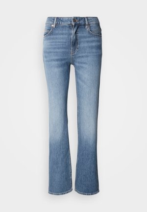 Jeans di denim azzurro chiaro con un design a gamba svasata, dotati di chiusura a bottone, cinque tasche e una leggera scoloritura lungo le cosce.
