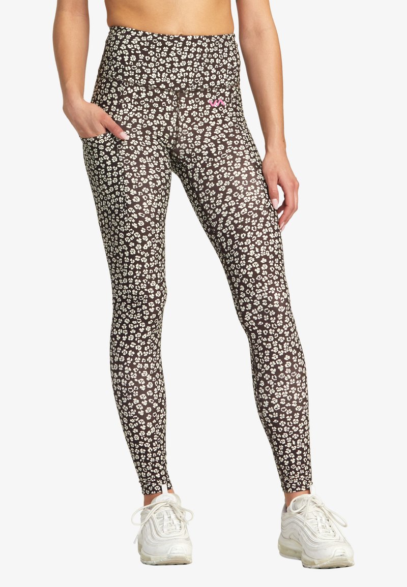 Korkeavyötäröiset legginsit tummanruskeana, joissa on valkoinen kukkakuosi. Legginsseissä on sivutasku ja pieni vaaleanpunainen logo vyötärökaistassa.