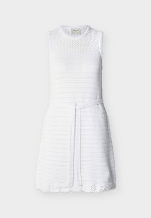 Biała dzianinowa sukienka bez rękawów z okrągłym dekoltem, wiązaniem w talii, teksturowanym wzorem na górze i falowanym dołem.