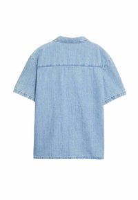 Lichtblauwe korte mouw shirt van denim, met een kraaglijn en eenvoudige stiksels. De achterkant toont een nette afwerking zonder versieringen.