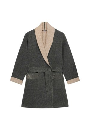 Accappatoio grigio scuro con colletto e polsini beige, dotato di una vita con cintura e due tasche frontali. Texture liscia, design casual.