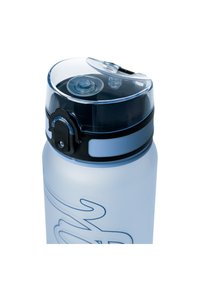 Bottiglia d'acqua in plastica trasparente con corpo bianco opaco, banda di accentuazione nera e coperchio trasparente a ribalta con guarnizione in silicone.