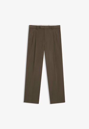 Bruna veckade byxor i en blandning av bomull. Har rak passform, bältesslingor och sidofickor. Slät textur med minimal detaljer.