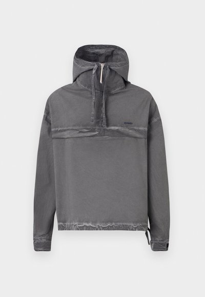 Siv pulover jakna s polovičnim zadrgo spredaj, kapuco na vrvico in elastičnimi manšetami. Ima teksturiran videz in majhen logotip na prsih.