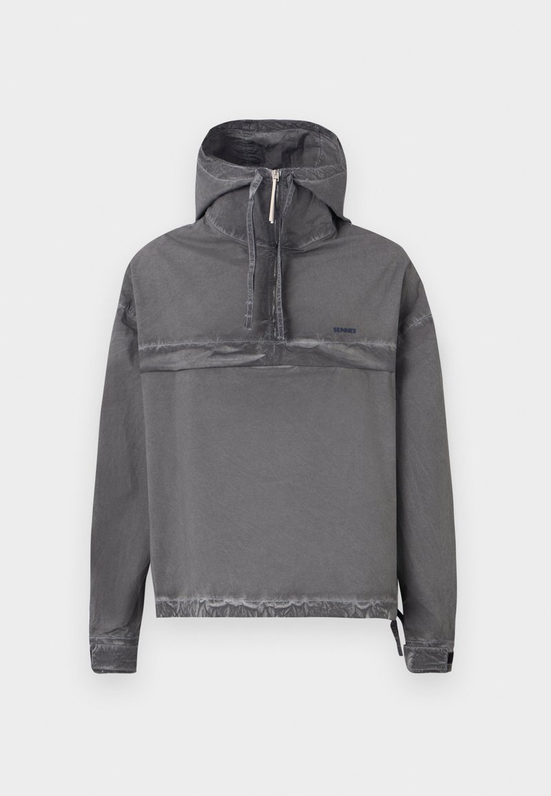 Giacca pullover grigia con zip a metà davanti, cappuccio con coulisse e polsini elastici. Presenta una finitura testurizzata e un piccolo logo sul petto.