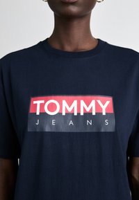 Tommy Jeans ENTRY TEE UNISEX - Camiseta estampada - dark night navy