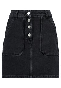 Jupe en denim noir avec cinq boutons argentés, deux poches avant et une taille ajustée. Elle présente un design structuré et une longueur moyenne.
