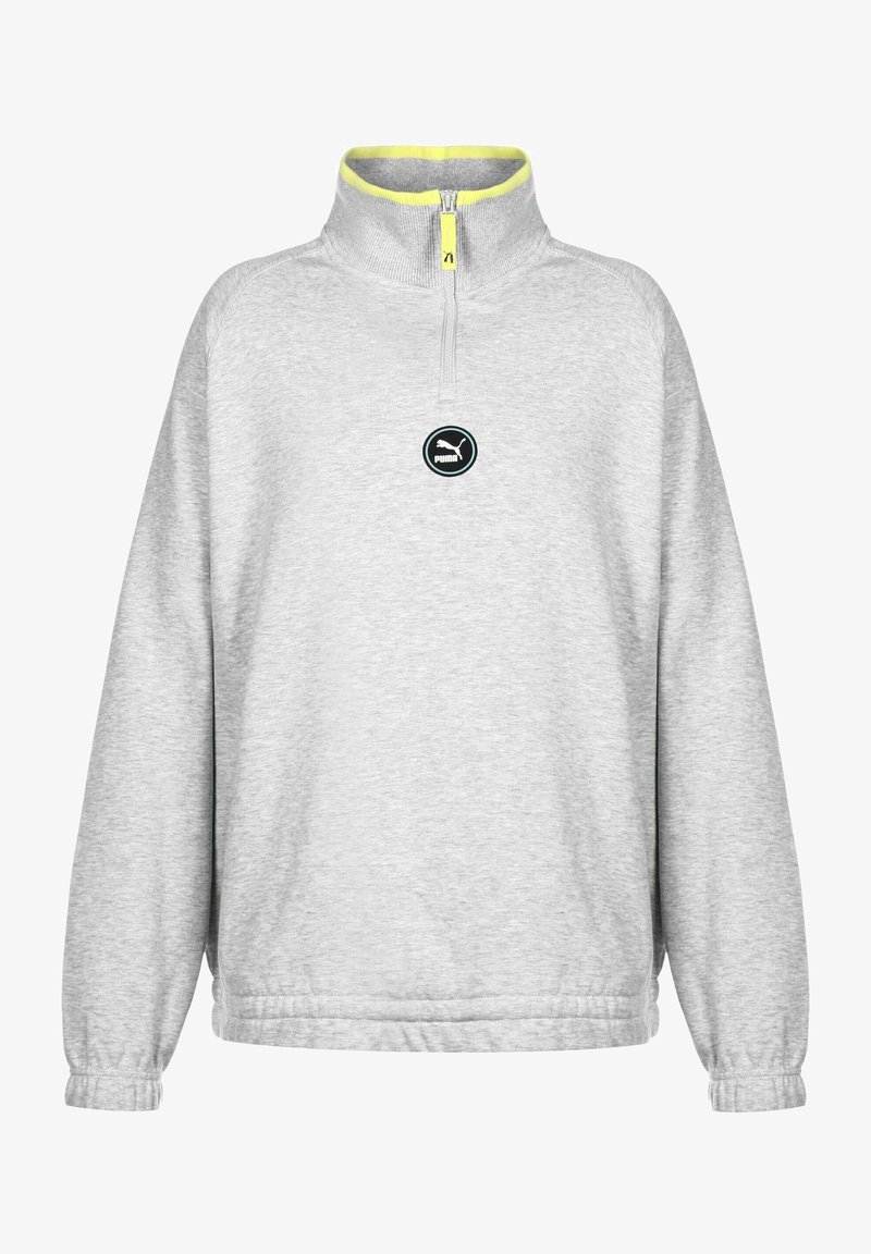 Pullover in pile grigio con colletto a mezza cerniera, caratterizzato da un logo circolare nero e un bordo giallo brillante intorno al collo e alla cerniera.