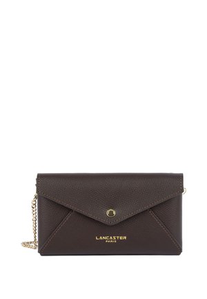 Portefeuille en cuir marron foncé style enveloppe avec bouton et chaîne dorés, embossé de "Lancaster Paris" en lettres dorées.