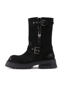 Botine negre din suede până la gleznă cu o talp�ă robustă, dotate cu un fermoar lateral, curea cu cataramă și zone lucioase. Toc plat pentru stabilitate.