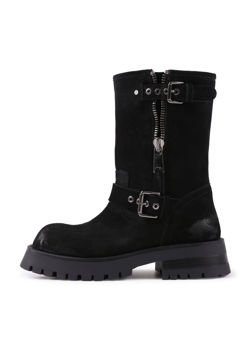 Botine negre din suede până la gleznă cu o talpă robustă, dotate cu un fermoar lateral, curea cu cataramă și zone lucioase. Toc plat pentru stabilitate.