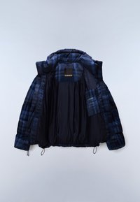 Granatowa kurtka puchowa w niebieską kratę, rozpięta, odsłania gładką, ciemną podszewkę oraz wewnętrzną kieszeń na zamek po prawej stronie.