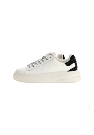 Sneaker bianco con texture liscia, accentuazione nera prominente sul tallone e suola platform spessa. Presenta il logo sul lato e lacci dalle fantasie.
