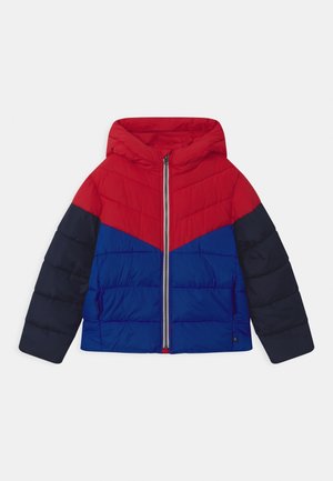 Doudoune à capuche pour enfant avec une partie supérieure rouge, un buste bleu et des manches bleu marine foncé, dotée d'une fermeture éclair frontale.