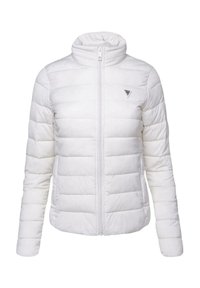 Witte pufferjack met een hoge kraag, verticale gestikte structuur, een rits aan de voorkant en een klein logo aan de bovenlinkerzijde.