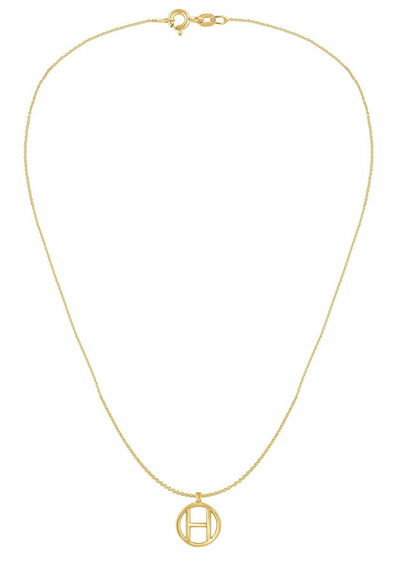 Auksinė grandinėlė su apskritu pakabuku, kurio centre išpjauta „H“ raidė. Grandinėlė plona, užsegama vėžlio užsegimu.
