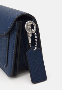 COACH POLISHED PEBBLE COVERED TABBY  - Kézitáska - deep blue