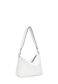 Weiße Lederhandtasche in dreieckiger Form, mit einem silbernen Reißverschluss und einem schwarz akzentuierten Gurt. Glatte Textur und minimalistisches Design.