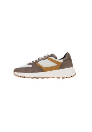Graue und beige Sneaker mit einem Obermaterial aus Wildleder und Mesh, einer Gummisohle und kontrastierenden gelben Akzenten an den Seiten.