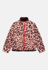 Chaqueta de leopardo con cremallera roja, cuello de piel marrón suave y cinturilla elástica. Tejido texturizado con patrones distintivos en negro y rosa.