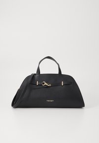 Sort læderhandtaske med en buet form, guld hardware detaljer, en aftagelig rem og et frontlogo. Struktureret finish.