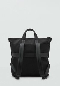 Sac à dos en tissu noir avec des bretelles rembourrées, deux poignées supérieures et une fermeture éclair. Forme carrée avec un design minimaliste.