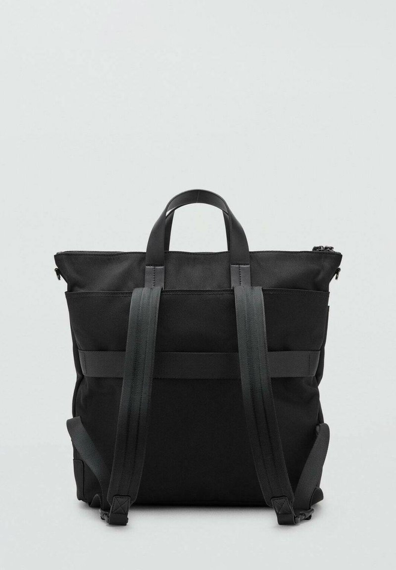 Zaino in tessuto nero con spallacci imbottiti, doppi manici superiori e chiusura con zip. Forma quadrata con un design minimalista.