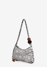 Bolso tipo hobo con estampado de serpiente, en gris y negro, con una correa única y cuentas decorativas en ámbar y negro en el punto de sujeción.