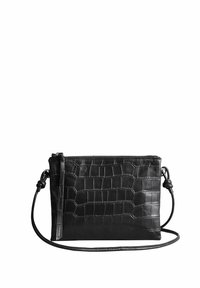 Czarna skórzana torba na ramię o kroju crossbody z teksturą krokodyla, zamkiem błyskawicznym, regulowanym paskiem i gładkim wykończeniem. Kompaktowy prostokątny kształt.