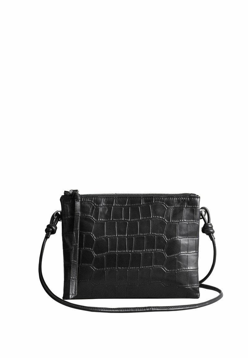 Czarna skórzana torba na ramię o kroju crossbody z teksturą krokodyla, zamkiem błyskawicznym, regulowanym paskiem i gładkim wykończeniem. Kompaktowy prostokątny kształt.